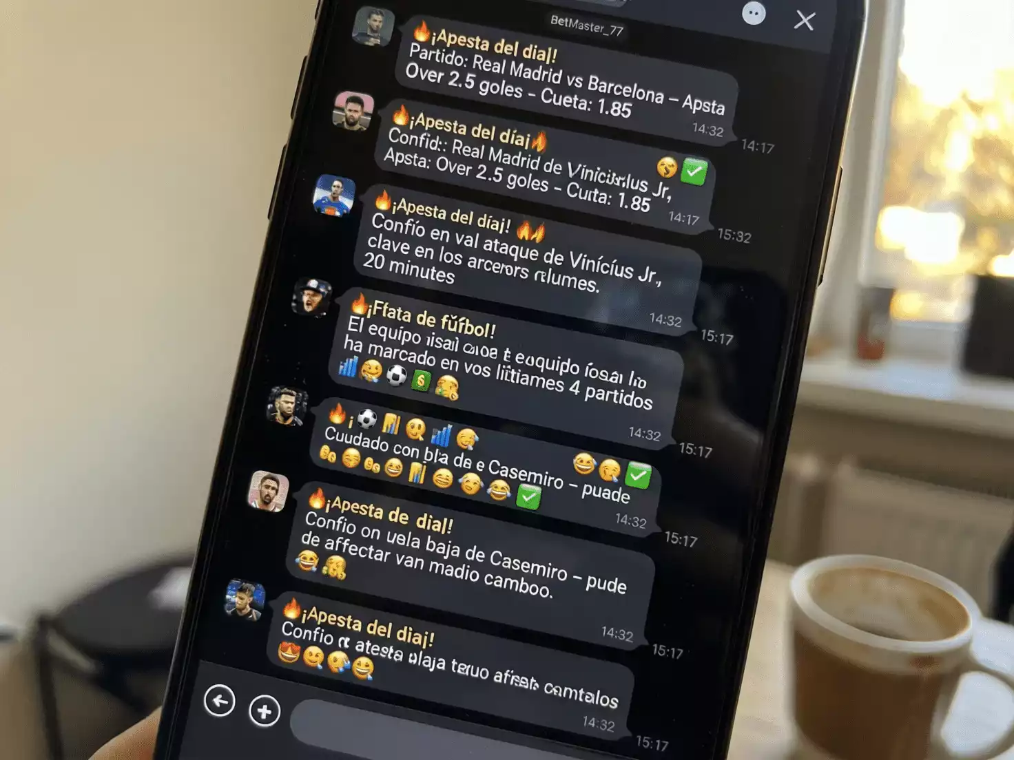 Smartphone mostrando grupo de Telegram sobre apuestas deportivas