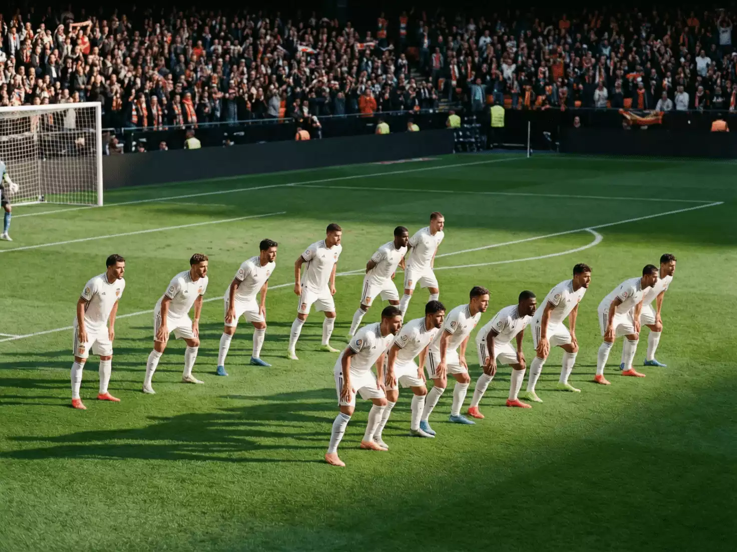 Jugadores del Valencia CF en formaci&oacute;n durante un partido de LaLiga